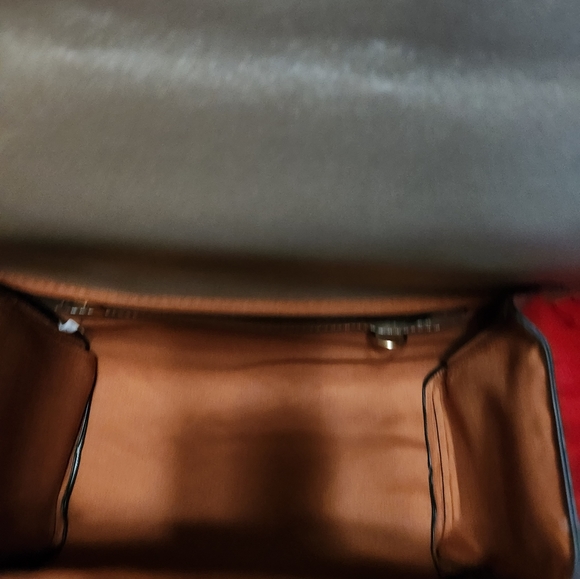 Elegant Gold Crossbody Bag with Pearl Bee Accent - Picture 3 of 3